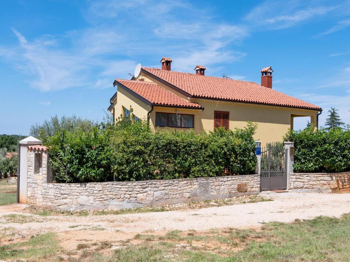 Secluded Apartment In Pore With Garden Poreč Eksteriør billede